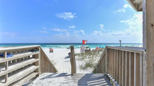 SOUTH BAY BY THE GULF- Private beach access, Community pool, Foosball photo 12