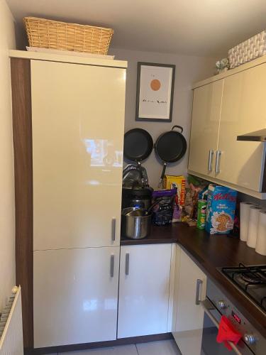een keuken met een witte koelkast en een aanrecht bij Comfy double Bedroom in Greater Manchester in Manchester
