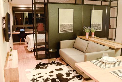 - un salon avec un canapé et des lits superposés dans l'établissement Studio 308 no Parque Una com garagem, à Pelotas
