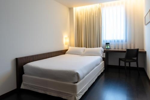 a hotel room with a bed and a desk at ETH Rioja in Haro