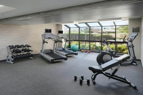 Fitness centrum a/nebo fitness zařízení v ubytování Sonesta Select Dallas Central Expressway