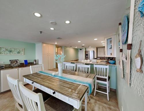 Η κουζίνα ή μικρή κουζίνα στο Oceanside Retreat 804