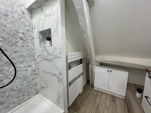 uma casa de banho com uma cabina de duche ao nível do chão ao lado de um lavatório em Maison à 6min du Parc Disneyland Paris em Magny-le-Hongre