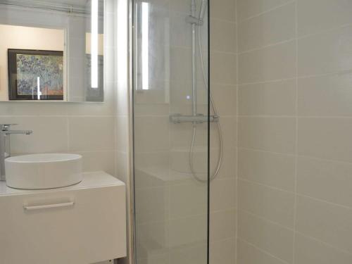 une salle de bain blanche avec une douche et un lavabo dans l'établissement Appartement Climatisé à 450m Plage avec Terrasse et Parking Privé - 7 Couchages, Cap d'Agde - FR-1-249-44, au Cap d'Agde