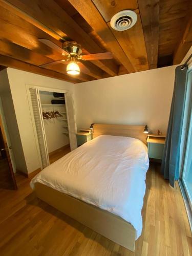 a bedroom with a bed with a ceiling fan at earthship forest exile in Temple