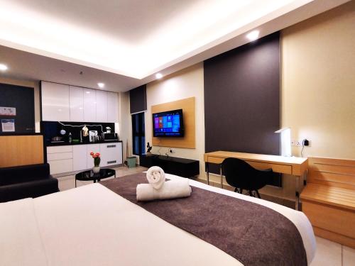 ein Hotelzimmer mit einem Bett mit einem weißen Handtuch darauf in der Unterkunft TopGenting ShiningSunSuite4Pax at GrdIonDelmn in Genting Highlands