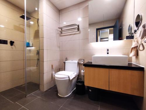 ein Bad mit einem WC, einem Waschbecken und einer Dusche in der Unterkunft TopGenting ShiningSunSuite4Pax at GrdIonDelmn in Genting Highlands