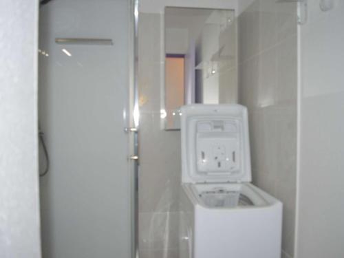 une salle de bain avec machine à laver et toilettes dans l'établissement Appartement 2 pièces avec terrasse, WIFI et parking à Banyuls-sur-Mer - FR-1-225C-488, à Banyuls-sur-Mer