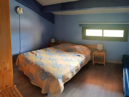 une chambre avec un lit et une fenêtre dans l'établissement Appartement T3 Mezzanine - 6 Couchages - Piscine - Parking Privé - Proche Plage - FR-1-388-68, à Argelès-sur-Mer