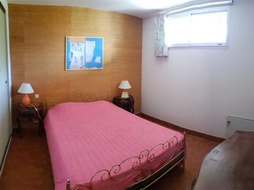 - une chambre avec un lit rose et une fenêtre dans l'établissement Appartement T3 climatisé avec piscine, parking privé, proche plage - Argelès-sur-Mer - FR-1-388-128, à Argelès-sur-Mer