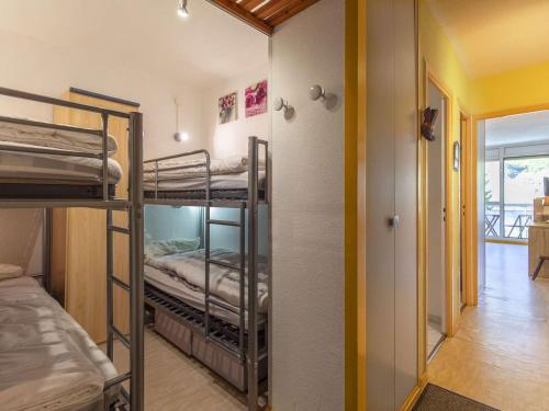 een kamer met 2 stapelbedden en een hal bij Studio cabine 6 personnes proche pistes, vue montagne - FR-1-400-38 in Gourette