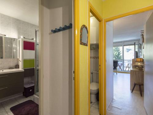 een badkamer met een gele deur en een gele hal bij Studio cabine 6 personnes proche pistes, vue montagne - FR-1-400-38 in Gourette