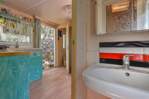 a bathroom with a sink and a mirror at Casetta Mobile al mare di Cavo in Cavo