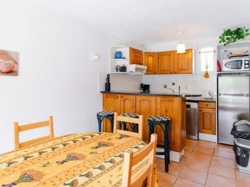 Il comprend une cuisine équipée d'une table et de chaises. dans l'établissement Pavillon 4P, 6 couchages, proche plage, avec WIFI et grande terrasse - Gruissan - FR-1-409-18, à Gruissan