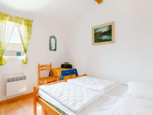 une chambre avec deux lits blancs et une fenêtre dans l'établissement Pavillon 4P, 6 couchages, proche plage, avec WIFI et grande terrasse - Gruissan - FR-1-409-18, à Gruissan