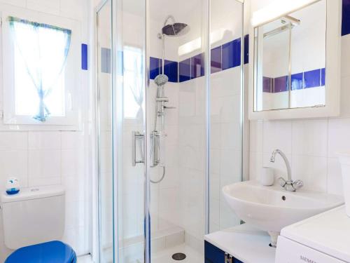 une salle de bain avec douche et lavabo dans l'établissement Pavillon 4P, 6 couchages, proche plage, avec WIFI et grande terrasse - Gruissan - FR-1-409-18, à Gruissan