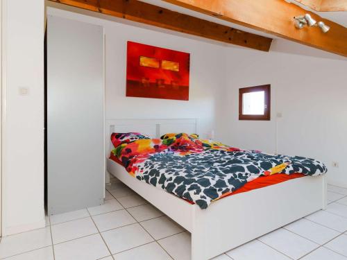 une chambre avec un lit dans une pièce blanche dans l'établissement Pavillon 2 pièces mezzanine, 5 pers, WIFI, animaux admis - FR-1-409-40, à Gruissan