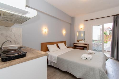 ein Schlafzimmer mit einem Bett mit zwei Handtüchern darauf in der Unterkunft STAR PARADISE Studios in Neos Marmaras