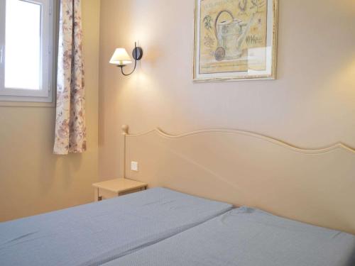 une chambre avec un lit et un tableau au mur dans l'établissement 2 pièces cabine avec piscine, tennis, parking - Les Issambres - FR-1-226-389, aux Issambres