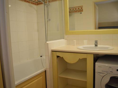 une salle de bain avec un lavabo, un miroir et une baignoire dans l'établissement 2 pièces cabine avec piscine, tennis, parking - Les Issambres - FR-1-226-389, aux Issambres