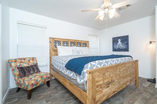 een slaapkamer met een bed en een stoel bij WINDSTARR DESTIN- Golf Cart Included, One level, Close to beach, Pet friendly in Destin