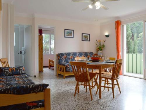 un salon avec une table et un canapé dans l'établissement Appartement Coquet à 100m de la Plage, Quartier Calme, Parking Privatif, Balcon - Argelès-sur-Mer - FR-1-225-670, à Argelès-sur-Mer