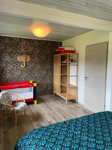 1 dormitorio con cama de pie y estante para libros en Chez Nat, en Rochefort