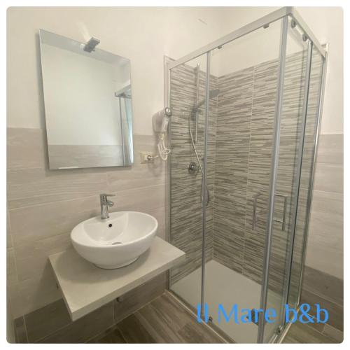 een badkamer met een wastafel en een douche bij Il mare b&b in Quartu SantʼElena