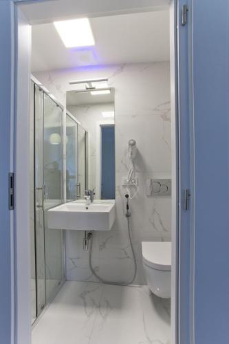 Un baño de River View Residence by Charles Bridge
