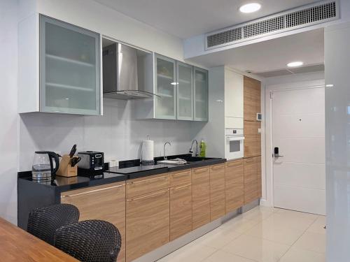 Η κουζίνα ή μικρή κουζίνα στο Bliss Patong - 2Br Sea View Condo - Roof Top Pool