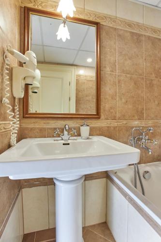 Un baño de River View Residence by Charles Bridge