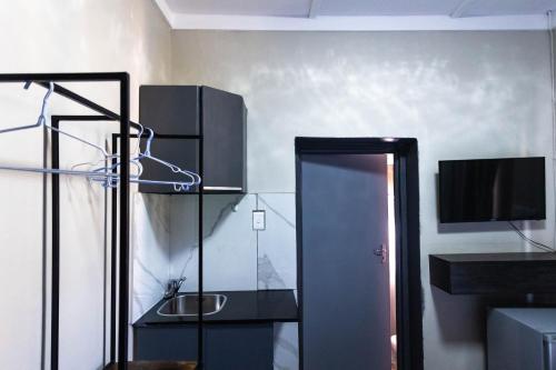 Zimmer mit einem Bad mit einem Waschbecken und einem Spiegel in der Unterkunft Latona Guest House in Johannesburg