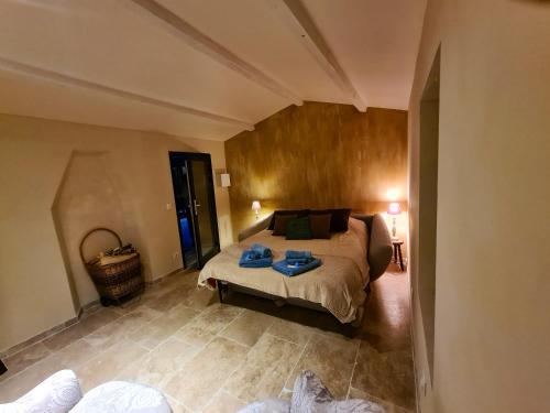 a bedroom with a bed with blue towels on it at Studio avec piscine partagee sauna et wifi a Forcalquier in Forcalquier