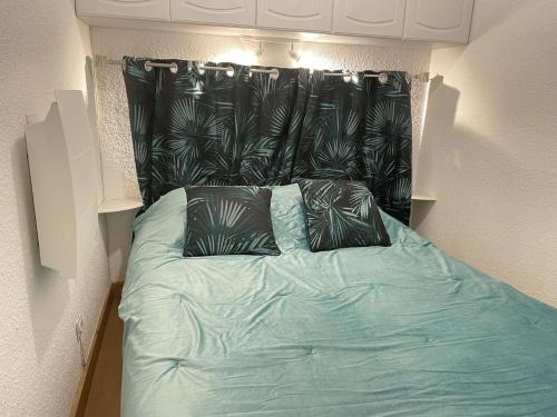 - un lit dans une chambre avec une tête de lit et des oreillers dans l'établissement Superbe T3 skis aux pieds, centre station, 6 personnes - FR-1-330-524, à Risoul