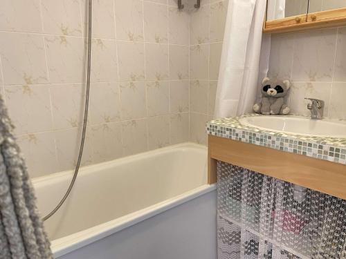une salle de bain avec une baignoire et un lavabo dans l'établissement Superbe T3 skis aux pieds, centre station, 6 personnes - FR-1-330-524, à Risoul