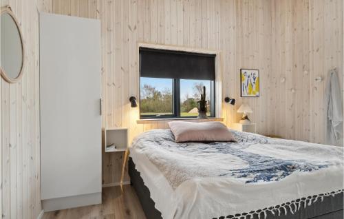 Un dormitorio con una cama grande y una ventana en Gorgeous Home In Hadsund With Sauna, en Øster Hurup