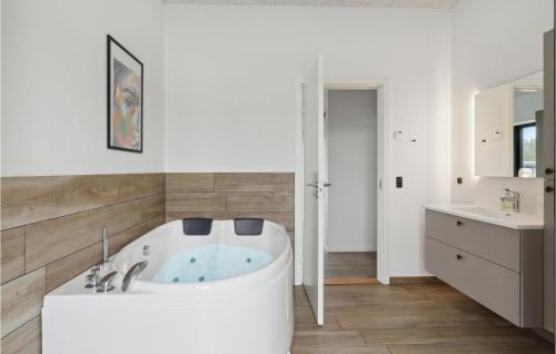 Øster Hurup的住宿－Gorgeous Home In Hadsund With Sauna，带浴缸和盥洗盆的浴室