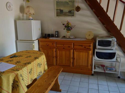 une petite cuisine avec un réfrigérateur et un micro-ondes dans l'établissement Maison 2 pièces avec mezzanine, proche plage, terrasse, parking, animaux acceptés, Argelès-sur-Mer - FR-1-225-716, à Argelès-sur-Mer