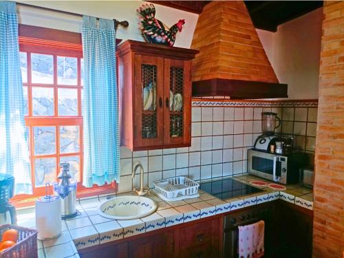 蓬塔戈爾達的住宿－Casa El Aljibe，厨房配有水槽和微波炉