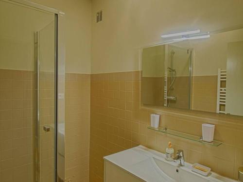 Appartement Ajaccio, 4 pièces, 6 personnes - FR-1-61-509 في أجاكسيو: حمام مع حوض ودش ومرآة