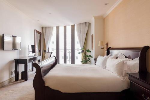 Giường trong phòng chung tại Luxury & Breathtaking Sandton & JoburgAmazing View