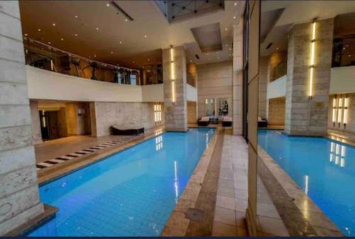 una grande piscina in un edificio con un grande di Luxury & Breathtaking Sandton & JoburgAmazing View a Johannesburg