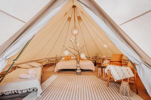 Habitación con 2 camas en una tienda de lona en Glamping Černická obora, en Sudoměřice