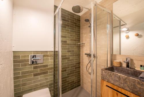 une salle de bain avec une douche en verre et un lavabo dans l'établissement Appartement vieux village - La Ponche, à Saint-Tropez