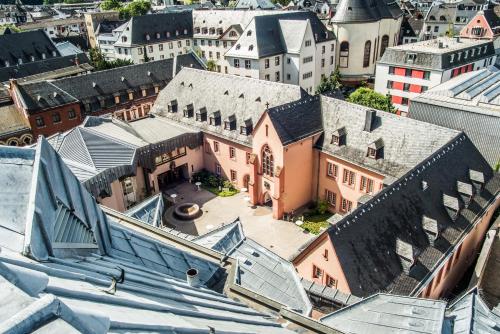 una vista aérea de la ciudad de Brasov en Erbacher Hof, Bistum Mainz en Mainz
