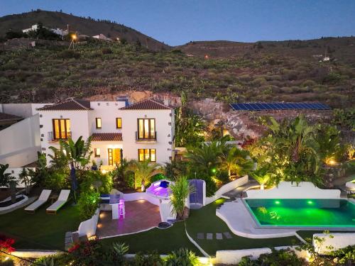 een luchtzicht op een huis met een zwembad bij Villa con piscina privada, vistas y jardín in Guía de Isora