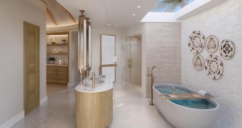 baño grande con bañera y lavamanos en Sandals Royal Curacao All Inclusive Couples Only, en Nieuwpoort