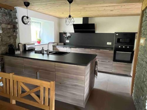 Il comprend une grande cuisine équipée d'un évier et d'une cuisinière. dans l'établissement La Maison Peter, proche de la nature, 3 étoiles, à Wasserbourg