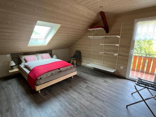 une chambre avec un lit dans une pièce avec une fenêtre dans l'établissement La Maison Peter, proche de la nature, 3 étoiles, à Wasserbourg