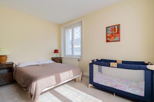a bedroom with a bed and a window at Le Claudel - Idéal pour découvrir les Vosges in La Bresse